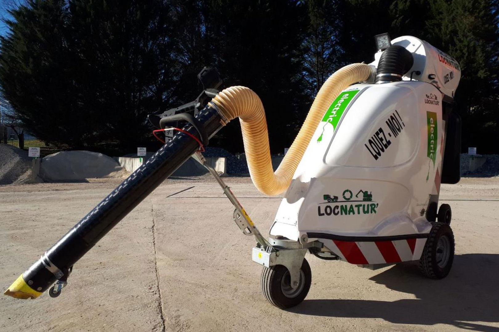 Aspirateur de déchets autotracté loué par LocNature